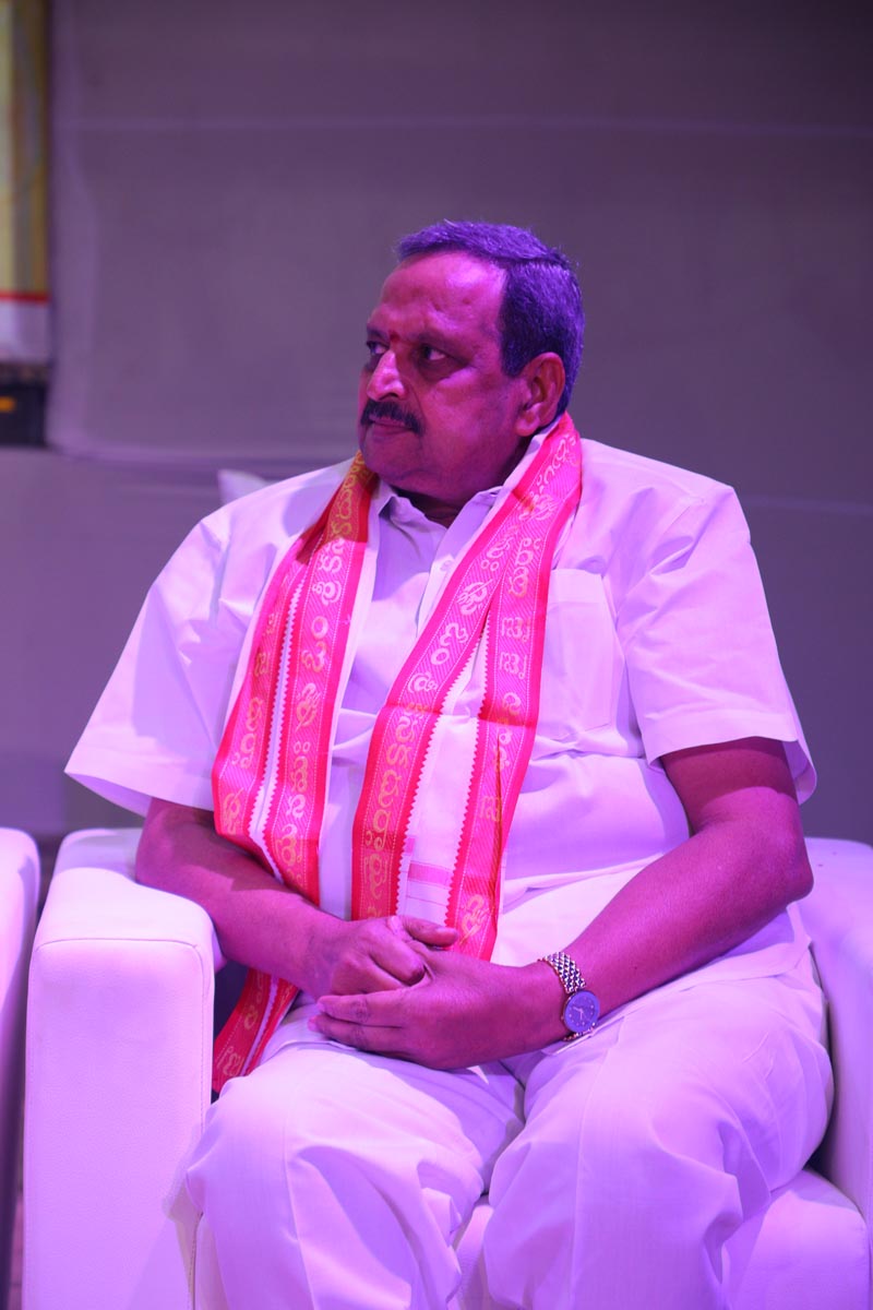 Sri Mulugu Ramalingeshwara Varaprasad Siddhanti was honoured with Jyotishyasastra Vignana Visharadha at Tummalapalli Kalakshetram, Vijayawada (197)